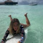 Hillary Vanderosieren Instagram - Journée surf 🏄‍♀️ + 🛶 = 🦈 Je vous conseil de swipez jusqu’à la 3eme vidéo… j’ai eu tellement peur 😨 Vous auriez eu peur vous aussi d’avoir des requins 🦈 en dessous de vous ? 😅 En tout cas que de souvenir aujourd’hui 😂😂 merci @ayadamaldivesresort de nous faire vivre tout ça 💙 #collaborationnonremuneree Ayada Maldives