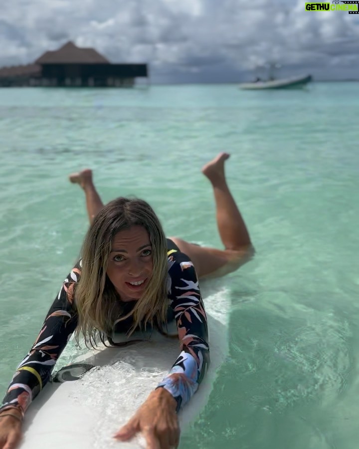 Hillary Vanderosieren Instagram - Journée surf 🏄‍♀ + 🛶 = 🦈 Je vous conseil de swipez jusqu’à la 3eme vidéo… j’ai eu tellement peur 😨 Vous auriez eu peur vous aussi d’avoir des requins 🦈 en dessous de vous ? 😅 En tout cas que de souvenir aujourd’hui 😂😂 merci @ayadamaldivesresort de nous faire vivre tout ça 💙 #collaborationnonremuneree Ayada Maldives