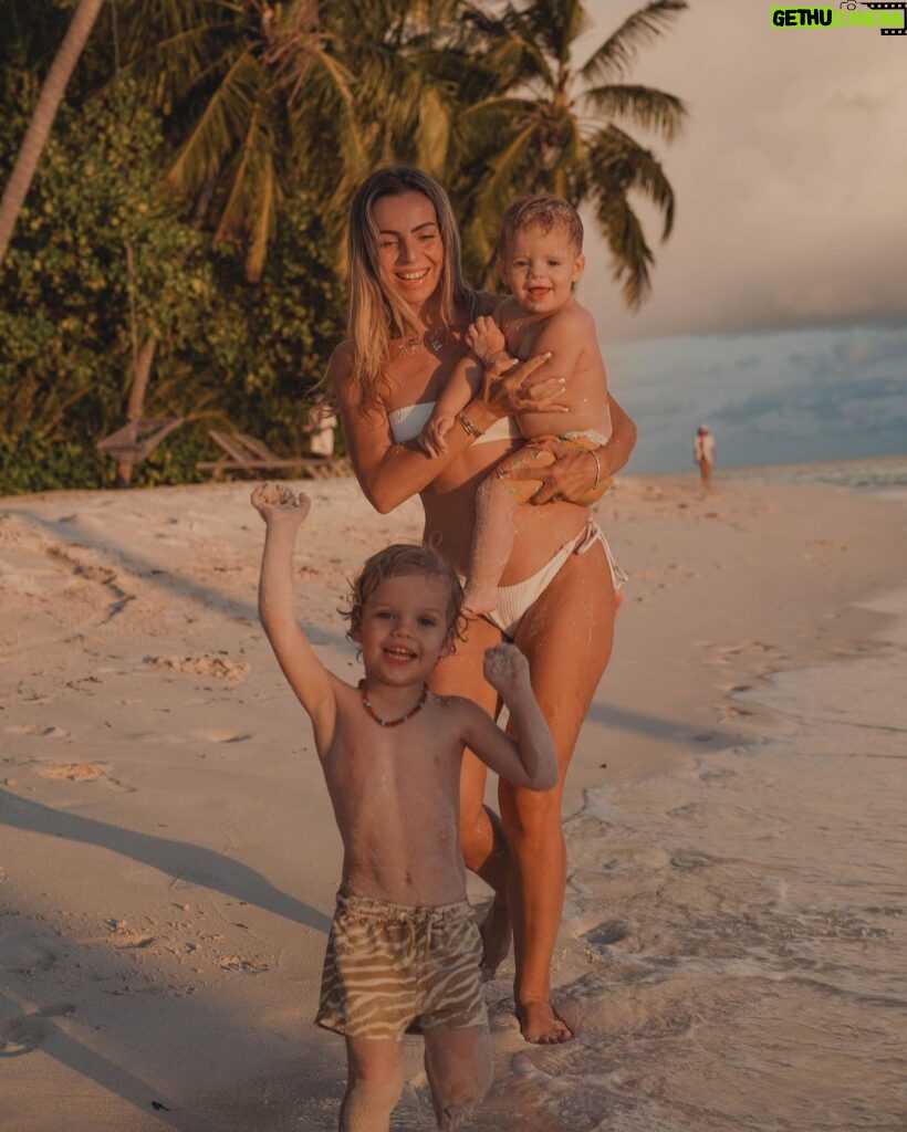 Hillary Vanderosieren Instagram - Créer des souvenirs en famille au Maldives y’a rien de plus beau 🌊🏝 #collaborationnonremuneree Ayada Maldives