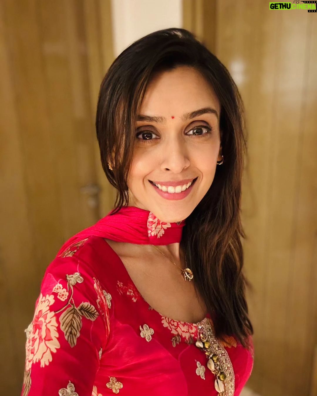 Hrishitaa Bhatt Instagram - Festive vibes with my special ones 💗 . . . • • • Outfit @shivaliahmedabad PR @sonyashaikh Managed by @moushumibanerji #hrishitaabhatt #bollywoodactress #mumbaiinfluencer #mumbaiinstagrammers #mumbaidaily #mumbaigram #mumbaifashion #bollywoodfashion #bollywoodstyle #indianactress #glitz #glamourous #indianfestival #diwali #happydiwali #festivelooks