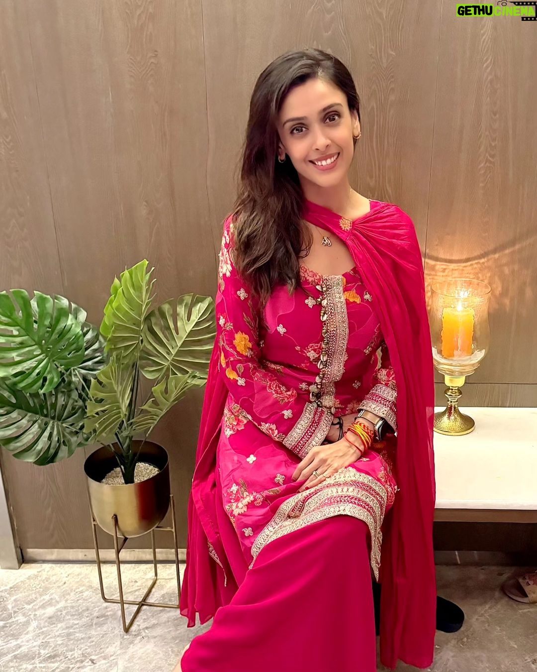 Hrishitaa Bhatt Instagram - Festive vibes with my special ones 💗 . . . • • • Outfit @shivaliahmedabad PR @sonyashaikh Managed by @moushumibanerji #hrishitaabhatt #bollywoodactress #mumbaiinfluencer #mumbaiinstagrammers #mumbaidaily #mumbaigram #mumbaifashion #bollywoodfashion #bollywoodstyle #indianactress #glitz #glamourous #indianfestival #diwali #happydiwali #festivelooks