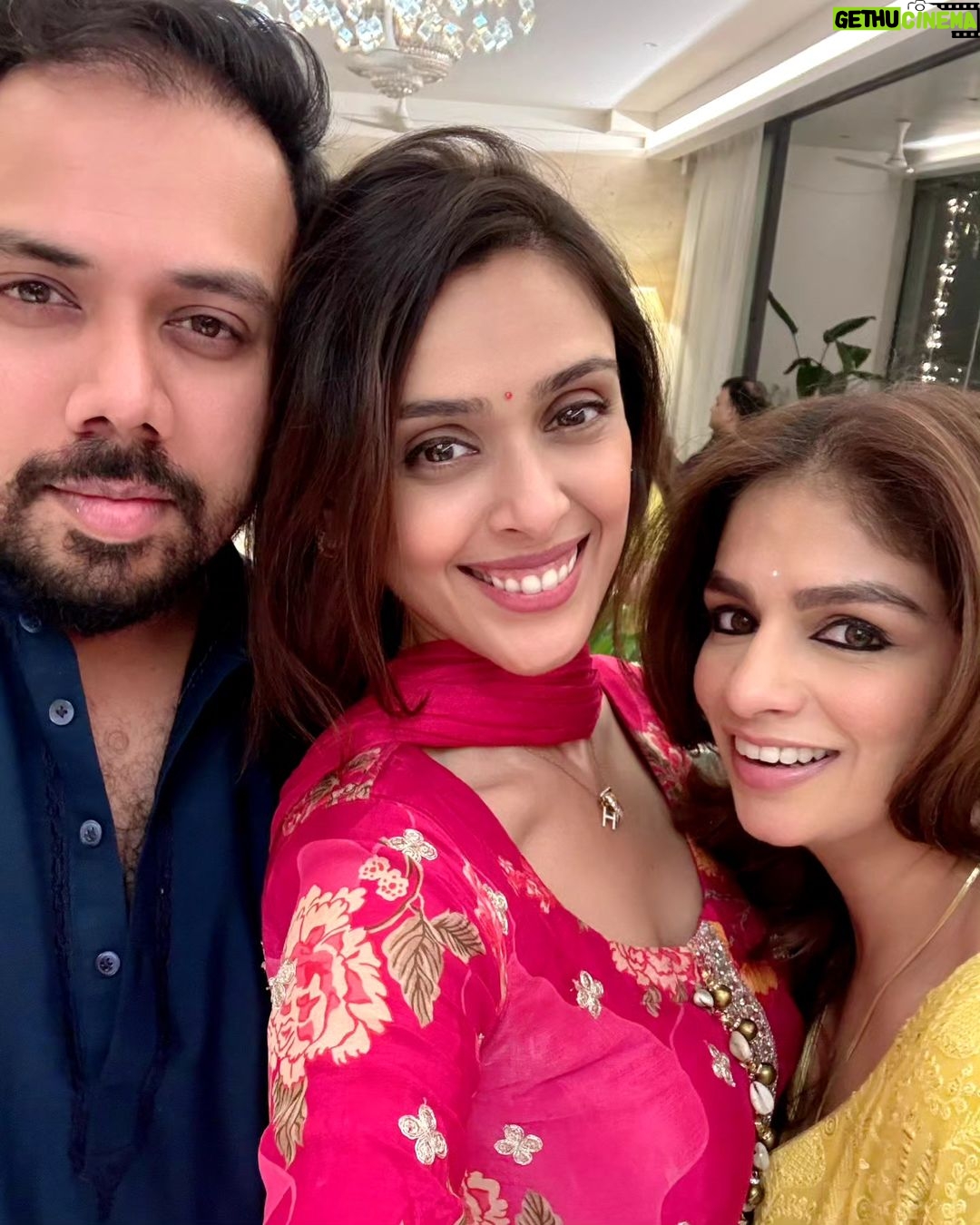 Hrishitaa Bhatt Instagram - Festive vibes with my special ones 💗 . . . • • • Outfit @shivaliahmedabad PR @sonyashaikh Managed by @moushumibanerji #hrishitaabhatt #bollywoodactress #mumbaiinfluencer #mumbaiinstagrammers #mumbaidaily #mumbaigram #mumbaifashion #bollywoodfashion #bollywoodstyle #indianactress #glitz #glamourous #indianfestival #diwali #happydiwali #festivelooks