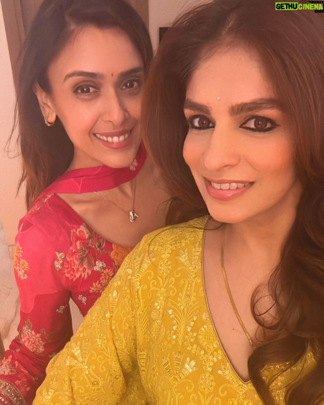Hrishitaa Bhatt Instagram - Festive vibes with my special ones 💗 . . . • • • Outfit @shivaliahmedabad PR @sonyashaikh Managed by @moushumibanerji #hrishitaabhatt #bollywoodactress #mumbaiinfluencer #mumbaiinstagrammers #mumbaidaily #mumbaigram #mumbaifashion #bollywoodfashion #bollywoodstyle #indianactress #glitz #glamourous #indianfestival #diwali #happydiwali #festivelooks