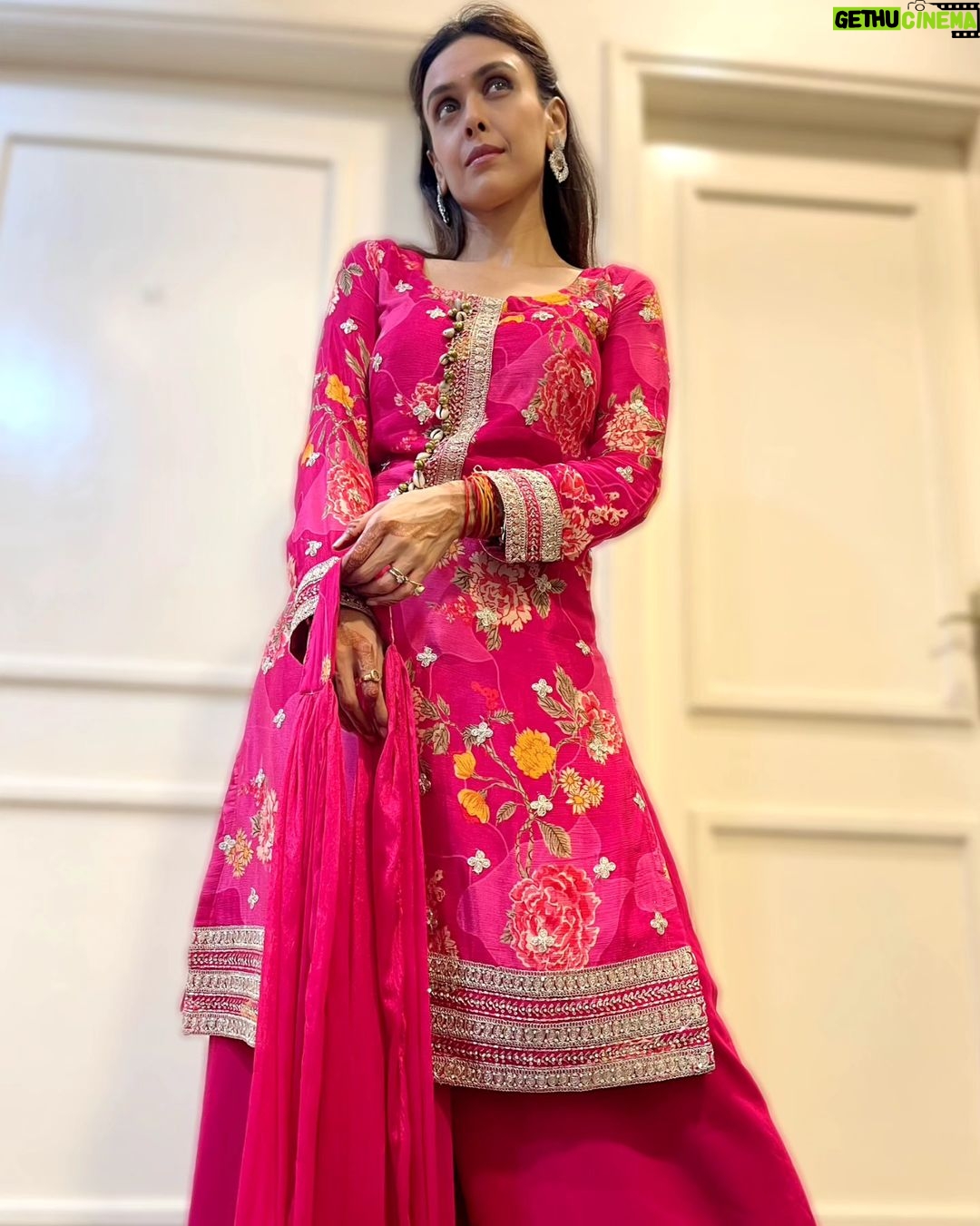 Hrishitaa Bhatt Instagram - Festive vibes with my special ones 💗 . . . • • • Outfit @shivaliahmedabad PR @sonyashaikh Managed by @moushumibanerji #hrishitaabhatt #bollywoodactress #mumbaiinfluencer #mumbaiinstagrammers #mumbaidaily #mumbaigram #mumbaifashion #bollywoodfashion #bollywoodstyle #indianactress #glitz #glamourous #indianfestival #diwali #happydiwali #festivelooks