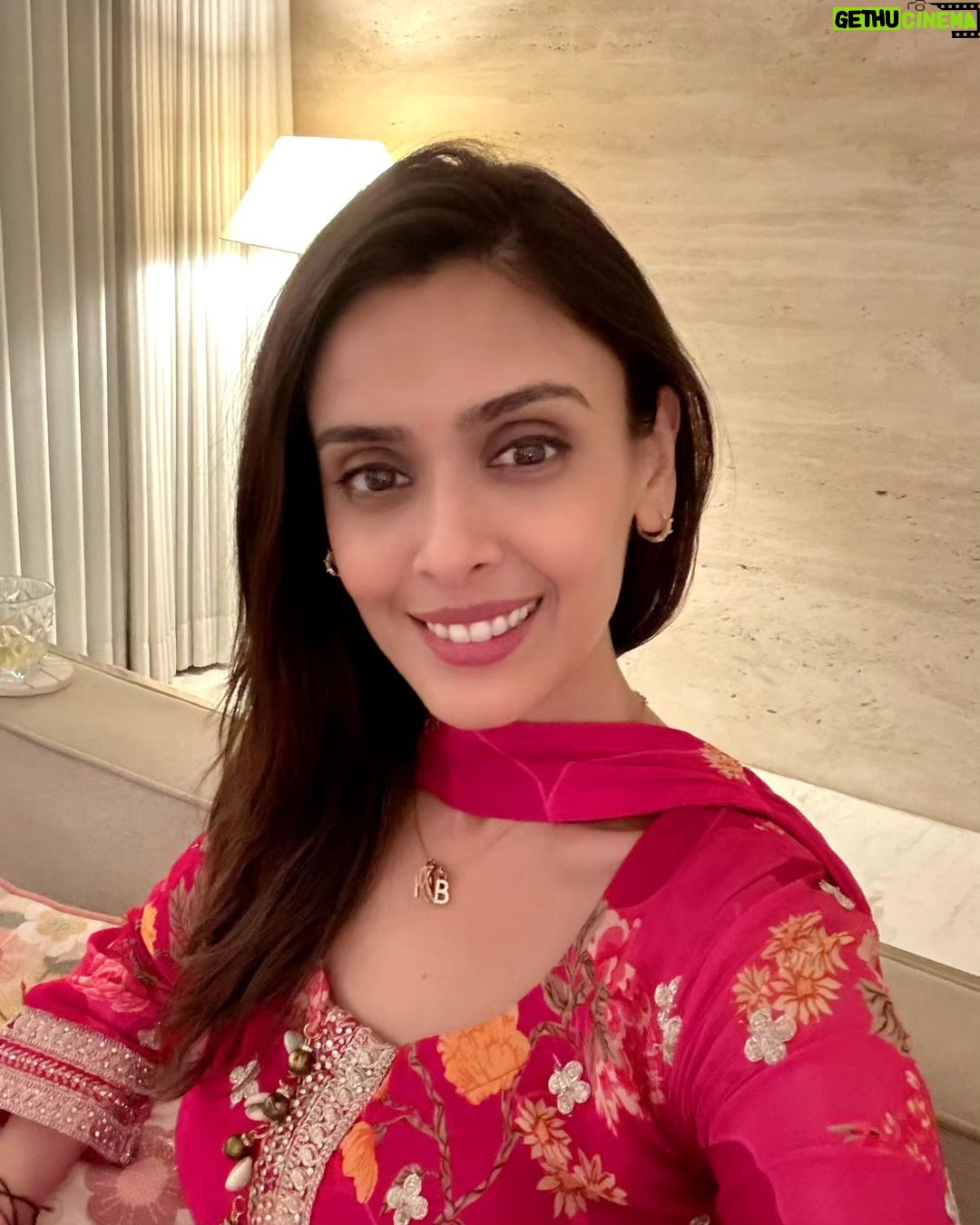 Hrishitaa Bhatt Instagram - Festive vibes with my special ones 💗 . . . • • • Outfit @shivaliahmedabad PR @sonyashaikh Managed by @moushumibanerji #hrishitaabhatt #bollywoodactress #mumbaiinfluencer #mumbaiinstagrammers #mumbaidaily #mumbaigram #mumbaifashion #bollywoodfashion #bollywoodstyle #indianactress #glitz #glamourous #indianfestival #diwali #happydiwali #festivelooks