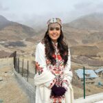 Hrishitaa Bhatt Instagram - Witnessing the beauty of Ladakh while spreading awareness about the Jal Jeevan Mission. Shot amidst the stunning beauty of Ladakh, celebrating the success of the Jal Jeevan Mission! What are your thoughts on this impactful initiative? #JalJeevanMission #LadakhDiaries #ReelItFeelIt @jaljeevanmission @swatch_bharat_mission @narendramodi @gssjodhpur @ddnational