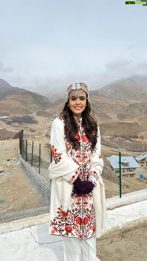 Hrishitaa Bhatt Instagram - Witnessing the beauty of Ladakh while spreading awareness about the Jal Jeevan Mission. Shot amidst the stunning beauty of Ladakh, celebrating the success of the Jal Jeevan Mission! What are your thoughts on this impactful initiative? #JalJeevanMission #LadakhDiaries #ReelItFeelIt @jaljeevanmission @swatch_bharat_mission @narendramodi @gssjodhpur @ddnational