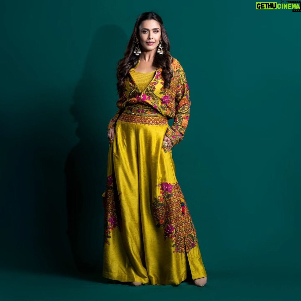 Hrishitaa Bhatt Instagram - Stepping out in style with a touch of ethnic flair in yellow! . . . . Styled by - @stylebyriyajain Assisted by- @moreprachi__ Outfit- @shraddharambhia_official × @viralmantra Jewellery - @indianjewellery999 MUA- @manish_kerekar Hair by - @bollywoodhairartist Clicked by - @anirudh_ramteke @abhi_nair1997 Managed by - @moushumibanerji . . . . #hrishitaabhatt #bollywoodactress #mumbaiinfluencer #mumbaiinstagrammers #mumbaidaily #mumbaigram #mumbaifashion  #bollywoodfashion #bollywoodstyle #indianactress #outfitinspiration #lookoftheday #outfitoftheday #ootd