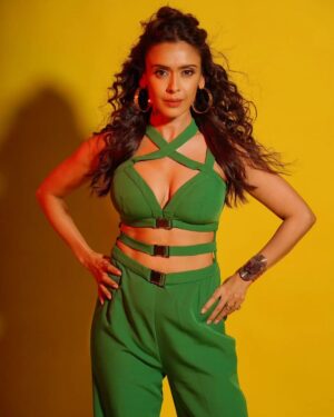 Hrishitaa Bhatt Instagram - A touch of green to brighten up the day 💚
.
.
.
.
.
.
.
#hrishitaabhatt #bollywoodactress #mumbaiinfluencer #mumbaiinstagrammers #mumbaidaily #mumbaigram #mumbaifashion  #bollywoodfashion #bollywoodstyle #indianactress  #outfitinspiration  #lookoftheday #outfitoftheday #ootd
