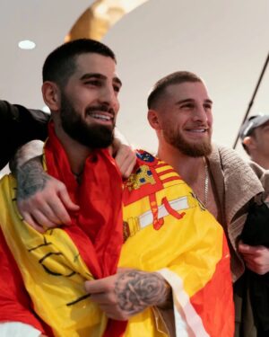 Ilia Topuria Instagram - De niño nunca necesité un superhéroe porque tuve la suerte de tener al mejor a mi lado. Feliz cumpleaños hermano…que este año te siga dando momentos inolvidables. Miyvarxar 🫡❤️
.
ბავშვობაში არასდროს მჭირდებოდა სუპერგმირი, რადგან გამიმართლა და საუკეთესო გვერდით მყავდა.
გილოცავ დაბადების დღეს ძმაო...
ეს წელი დაუვიწყარი წუთებით გაგრძელებულიყოს.
Te quiero 🫡❤️