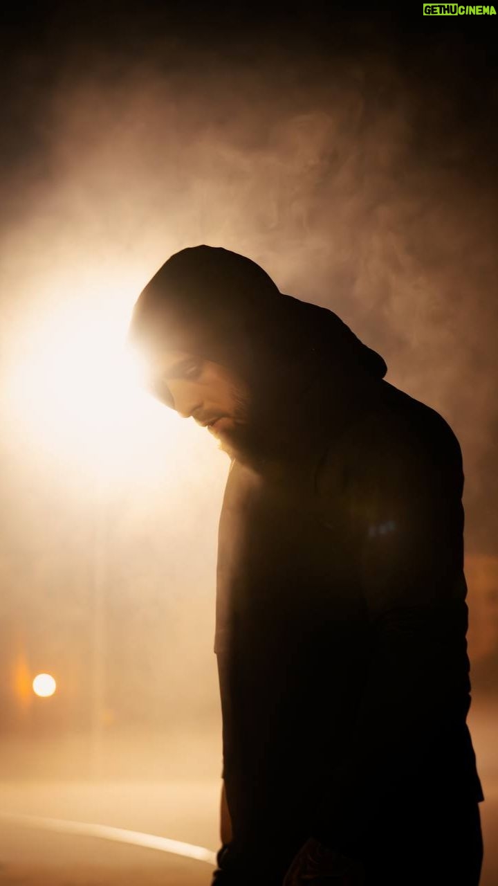 Ilia Topuria Instagram - En solo 7 semanas, el mundo verá lo que siempre creí posible. Estas imágenes representan momentos de gran determinación y la firme convicción de que después de la oscuridad, siempre llega el amanecer. Creer en lo que tenemos por delante es mucho más importante que lo que queda atrás. ¡La cuenta regresiva ha comenzado! #Determinación #Fe #CreerEsPoder #CountdownBegins @prozis . სულ რაღაც 7 კვირაში, მსოფლიო დაინახავს იმას, რისიც მუდამ მჯეროდა. სიბნელის შემდეგ, მზე რომ ყოველთვის ამოდის, იმის მტკიცებულებაა ეს კადრები! რწმენა იმისა, რაც წინ გველის, ბევრად უფრო მნიშვნელოვანია იმაზე, რაც უკან გვრჩება. ათვლა დაიწყო! #გადაწყვეტილება#რწმენაძალაა#ათვლადაიწყო Alicante, Spain