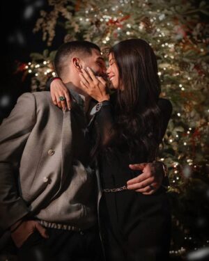 Ilia Topuria Instagram - Queremos desearles a todos una Feliz Navidad. Que esta temporada esté llena de momentos preciosos, risas y unión familiar. Que dios siga iluminando nuestros corazones y nos brinde paz y felicidad. ¡Que todos tengan la fuerza de trabajar por sus sueños y volverlos realidad!🎅🎁✨#Feliznavidad