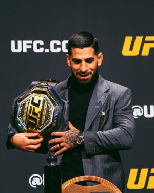Ilia Topuria Instagram - Un momento lleno de gratitud y determinación. Portando el cinturón de la UFC, símbolo de mi próximo desafío el 17 de febrero. En mis manos sostengo más que un cinturón. Es el resultado del trabajo duro, sacrificio y fe inquebrantable. Agradezco a todos los que han apoyado mi camino hacia el campeonato del mundo y a aquellos que saben que esta foto se hará realidad. 🌏🏆 #UFC #CampeonatoMundial #17defebrero #dios 

მადლიერებისა და თავდადების დამაგვირგვინებელი წუთი.
UFC-ის ქამრის ტარება, ჩემი შემდეგი გამოწვევის სიმბოლო 17 თებარვალს.
ხელთ მაქვს მეტი, ვიდრე ქამარი. ეს არის დაუღალავი შრომის, თავგანწირვისა და ურყევი რწმენის შედეგი. 
მადლობას ვუხდი ყველას, ვინც მხარს მიჭერდა მსოფლიო ჩემპიონობისკენ მიმავალ გზაზე 
და ვინც იცის, რომ ეს ფოტო რეალობად იქცევა!🌏🏆 

#UFC #მსოფლიო ჩემპიონატი #17 თებერვალი