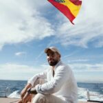 Ilia Topuria Instagram - El país que me acogió, donde he madurado como profesional y como persona, donde vivo junto a mi familia, donde tengo mi hogar. Feliz Día de la Hispanidad a todos. Ha sido, es y será, un auténtico orgullo poder levantar la bandera de España en mis triunfos 🇪🇸 #12Octubre #FiestaNacional Spain