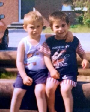 Ilia Topuria Instagram - De niño nunca necesité un superhéroe porque tuve la suerte de tener al mejor a mi lado. Feliz cumpleaños hermano…que este año te siga dando momentos inolvidables. Miyvarxar 🫡❤️
.
ბავშვობაში არასდროს მჭირდებოდა სუპერგმირი, რადგან გამიმართლა და საუკეთესო გვერდით მყავდა.
გილოცავ დაბადების დღეს ძმაო...
ეს წელი დაუვიწყარი წუთებით გაგრძელებულიყოს.
Te quiero 🫡❤️