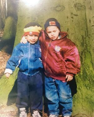 Ilia Topuria Instagram - De niño nunca necesité un superhéroe porque tuve la suerte de tener al mejor a mi lado. Feliz cumpleaños hermano…que este año te siga dando momentos inolvidables. Miyvarxar 🫡❤️
.
ბავშვობაში არასდროს მჭირდებოდა სუპერგმირი, რადგან გამიმართლა და საუკეთესო გვერდით მყავდა.
გილოცავ დაბადების დღეს ძმაო...
ეს წელი დაუვიწყარი წუთებით გაგრძელებულიყოს.
Te quiero 🫡❤️
