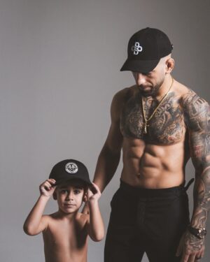 Ilia Topuria Instagram - En 4 semanas, el apellido Topuria será sinónimo de victoria mundial. Aunque para nosotros, la victoria siempre fue nuestra única opción. #TeamTopuria @oblackcaps
.
სულ რაღაც 4 კვირაში, გვარი- თოფურია მსოფლიო გამარჯვების სინონიმად იქცევა.
თუმცა, გამარჯვება ჩვენთვის ყოველთვის ერთადერთი გამოსავალი იყო.