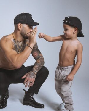 Ilia Topuria Instagram - En 4 semanas, el apellido Topuria será sinónimo de victoria mundial. Aunque para nosotros, la victoria siempre fue nuestra única opción. #TeamTopuria @oblackcaps
.
სულ რაღაც 4 კვირაში, გვარი- თოფურია მსოფლიო გამარჯვების სინონიმად იქცევა.
თუმცა, გამარჯვება ჩვენთვის ყოველთვის ერთადერთი გამოსავალი იყო.
