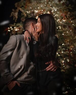Ilia Topuria Instagram - Queremos desearles a todos una Feliz Navidad. Que esta temporada esté llena de momentos preciosos, risas y unión familiar. Que dios siga iluminando nuestros corazones y nos brinde paz y felicidad. ¡Que todos tengan la fuerza de trabajar por sus sueños y volverlos realidad!🎅🎁✨#Feliznavidad