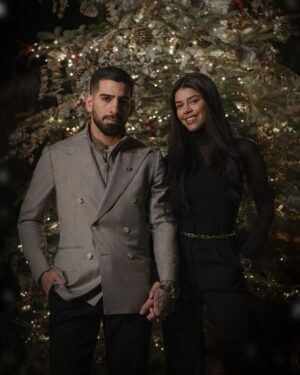 Ilia Topuria Instagram - Queremos desearles a todos una Feliz Navidad. Que esta temporada esté llena de momentos preciosos, risas y unión familiar. Que dios siga iluminando nuestros corazones y nos brinde paz y felicidad. ¡Que todos tengan la fuerza de trabajar por sus sueños y volverlos realidad!🎅🎁✨#Feliznavidad