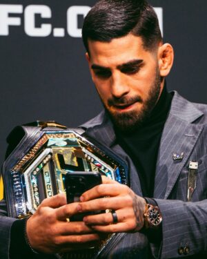 Ilia Topuria Instagram - Un momento lleno de gratitud y determinación. Portando el cinturón de la UFC, símbolo de mi próximo desafío el 17 de febrero. En mis manos sostengo más que un cinturón. Es el resultado del trabajo duro, sacrificio y fe inquebrantable. Agradezco a todos los que han apoyado mi camino hacia el campeonato del mundo y a aquellos que saben que esta foto se hará realidad. 🌏🏆 #UFC #CampeonatoMundial #17defebrero #dios 

მადლიერებისა და თავდადების დამაგვირგვინებელი წუთი.
UFC-ის ქამრის ტარება, ჩემი შემდეგი გამოწვევის სიმბოლო 17 თებარვალს.
ხელთ მაქვს მეტი, ვიდრე ქამარი. ეს არის დაუღალავი შრომის, თავგანწირვისა და ურყევი რწმენის შედეგი. 
მადლობას ვუხდი ყველას, ვინც მხარს მიჭერდა მსოფლიო ჩემპიონობისკენ მიმავალ გზაზე 
და ვინც იცის, რომ ეს ფოტო რეალობად იქცევა!🌏🏆 

#UFC #მსოფლიო ჩემპიონატი #17 თებერვალი