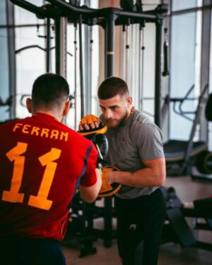 Ilia Topuria Instagram - Hoy te dedico el entreno amigo @ferrantorres. Admiración y respeto.
.
#IliaTopuria #AndNew
