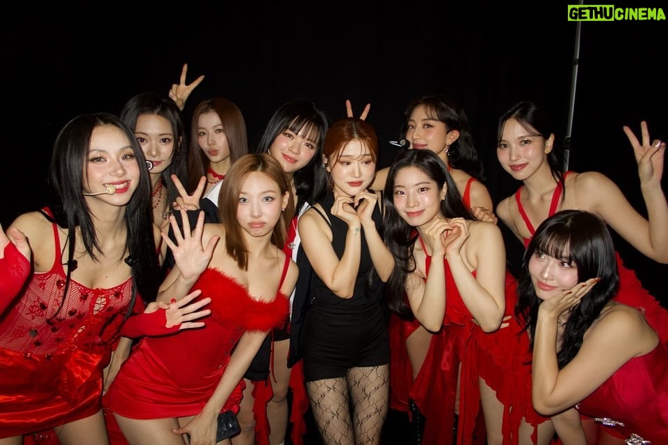 Im Na-yeon Instagram - 일 년 이라는 시간 동안 긴 투어를 함께 해 주신 모든 스텝분들 감사합니다🙇♀️ 고생 많으셨어요💟 함께여서 다행이였고 든든했고 행복했습니다 !🪽🐰 돌아보니 READY TO BE 투어를 하면서 남은 기억은 웃고 배우고 성장한 것들 투성이네요🥹🩵 그 모든 곳에서 응원 해 준 원스들도 너무 고마웠어요 남은 스페셜 투어도 잘 준비해볼게요 레디투비 안뇽 - 👋