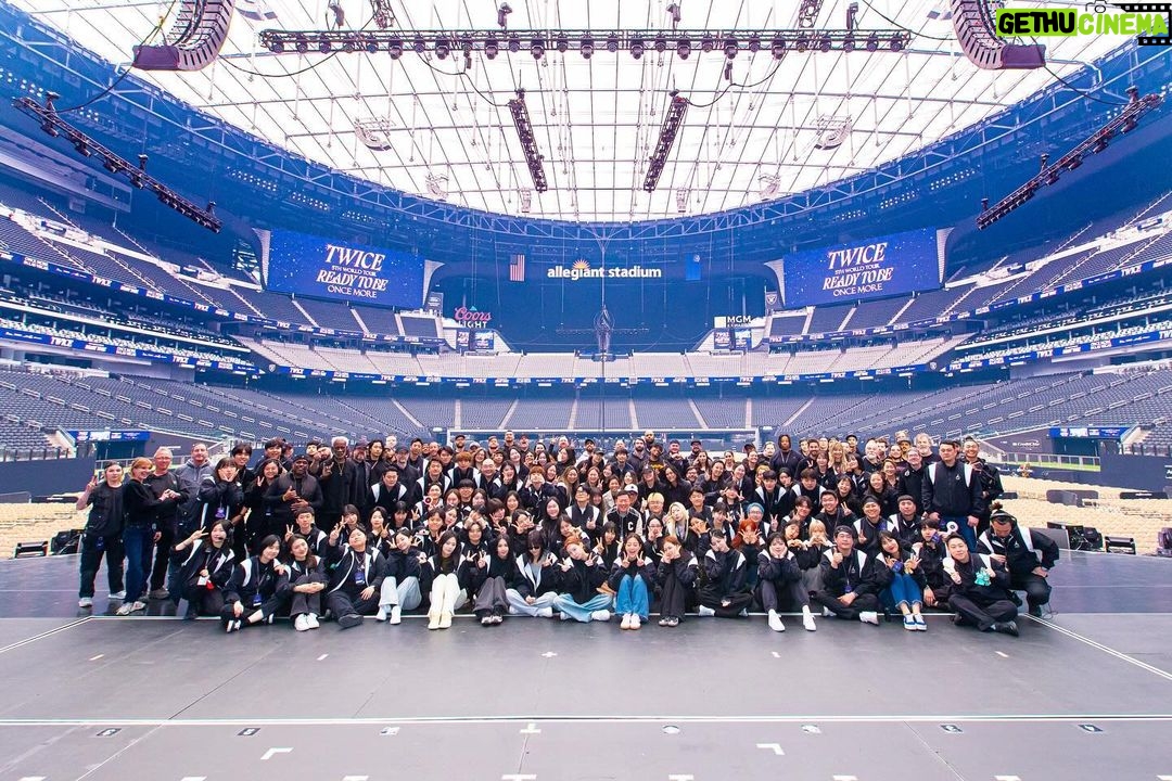 Im Na-yeon Instagram - 일 년 이라는 시간 동안 긴 투어를 함께 해 주신 모든 스텝분들 감사합니다🙇♀️ 고생 많으셨어요💟 함께여서 다행이였고 든든했고 행복했습니다 !🪽🐰 돌아보니 READY TO BE 투어를 하면서 남은 기억은 웃고 배우고 성장한 것들 투성이네요🥹🩵 그 모든 곳에서 응원 해 준 원스들도 너무 고마웠어요 남은 스페셜 투어도 잘 준비해볼게요 레디투비 안뇽 - 👋