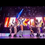 India Martínez Instagram - Aquí algunos de los mejores momentos del concierto de este finde en Madrid, a ver si coinciden con los que más os gustaron… -Cantando A ti mujer mientras me elevan amarrada con cadenas. -Vosotros qué sois únicos. -El besazo con Desiree. Uff -Las 🫧 🫧🫧 en directo por primera vez. -DJ sesión 😚 -brindis con el equipazo. Fotazas @nabscab