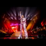 India Martínez Instagram - Aquí algunos de los mejores momentos del concierto de este finde en Madrid, a ver si coinciden con los que más os gustaron… -Cantando A ti mujer mientras me elevan amarrada con cadenas. -Vosotros qué sois únicos. -El besazo con Desiree. Uff -Las 🫧 🫧🫧 en directo por primera vez. -DJ sesión 😚 -brindis con el equipazo. Fotazas @nabscab