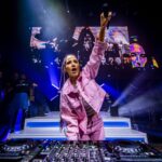 India Martínez Instagram - Aquí algunos de los mejores momentos del concierto de este finde en Madrid, a ver si coinciden con los que más os gustaron… -Cantando A ti mujer mientras me elevan amarrada con cadenas. -Vosotros qué sois únicos. -El besazo con Desiree. Uff -Las 🫧 🫧🫧 en directo por primera vez. -DJ sesión 😚 -brindis con el equipazo. Fotazas @nabscab