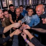 India Martínez Instagram - Aquí algunos de los mejores momentos del concierto de este finde en Madrid, a ver si coinciden con los que más os gustaron… -Cantando A ti mujer mientras me elevan amarrada con cadenas. -Vosotros qué sois únicos. -El besazo con Desiree. Uff -Las 🫧 🫧🫧 en directo por primera vez. -DJ sesión 😚 -brindis con el equipazo. Fotazas @nabscab