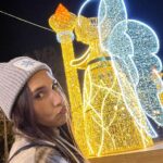India Martínez Instagram - El año no puede acabar con más amor y magia ✨. Precisamente eso le pido a este nuevo 2024. Que nos dejemos llevar más por el amor, ayudar a los demás y disfrutar de los pequeños momentos con las personas que más amamos. Os deseo lo mejor, feliz entrada de año a todos!!! 1. Por cierto, la foto 1 es justo el momento en que me di cuenta que la chica que estaba cantando en la calle estaba cantando 90 minutos. Y me pillaron la foto!! Qué cosa más emocionante de verdad! ❤️🎄✨