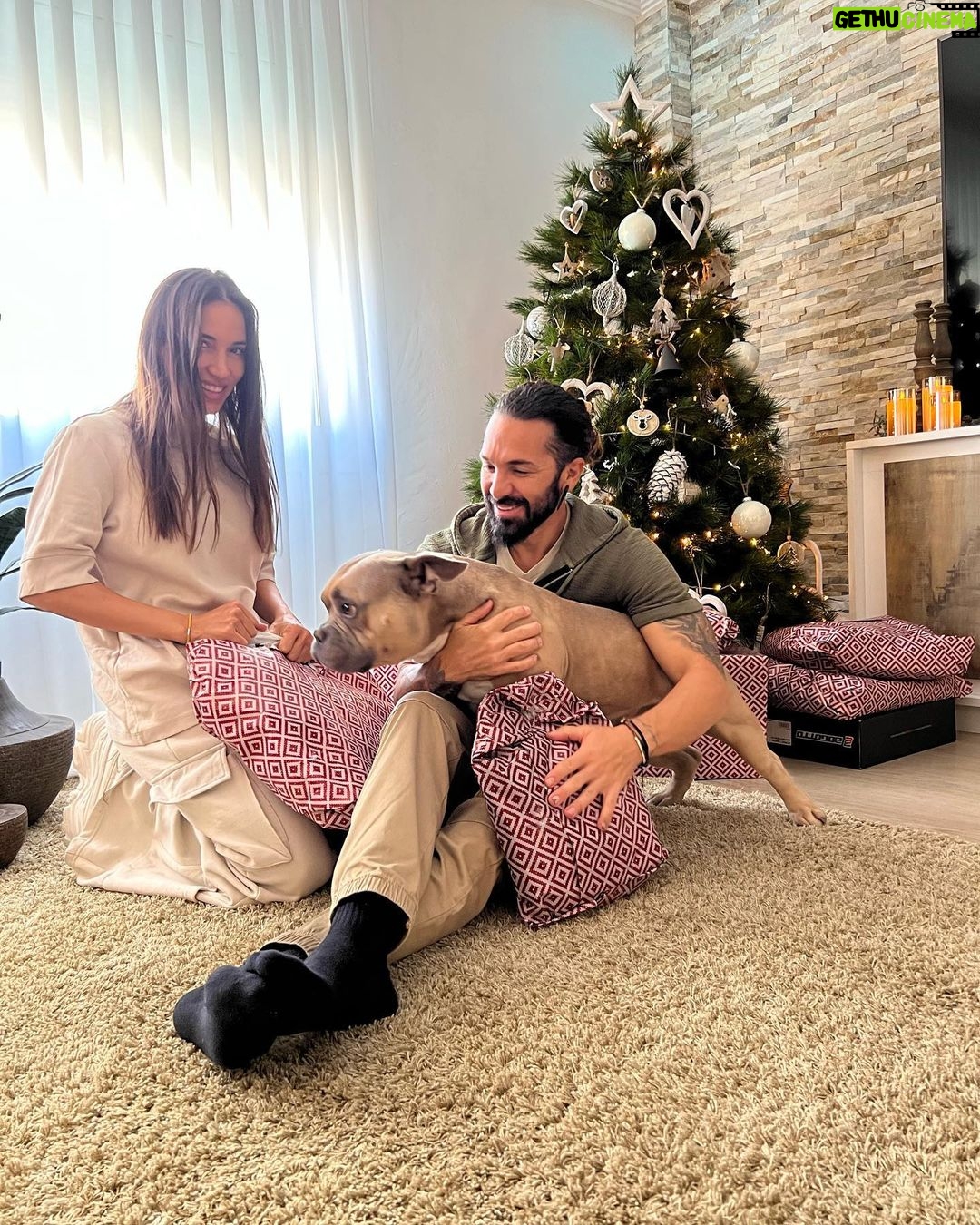 India Martínez Instagram - Os deseamos una Feliz Navidad!! Esperamos que estéis pasando bonitos momentos junto a vuestros seres queridos, ese es el mayor regalo que tenemos. Y recordar con mucho amor a los que no están. Felices Fiestas!!! 🎄