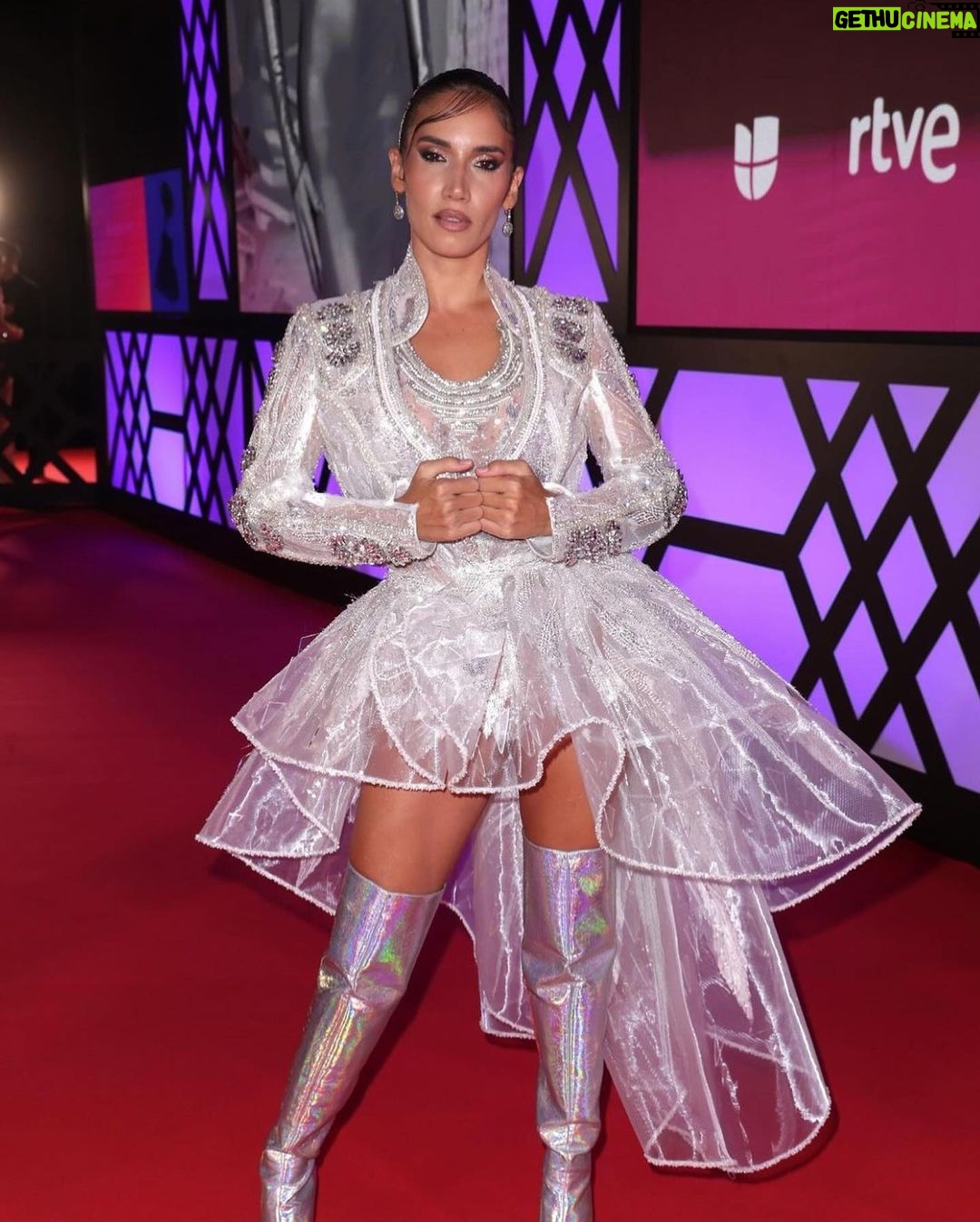 India Martínez Instagram - Noche de @latingrammys 🤍 Traje @gustavoadolfotari Botas: @miamicci.es Joyas: @joyerialumierjewels Maquillaje: @makeupbysergiobg Peluquería: @romanmedero_ Manicura: @marinadnails Stylist: @almudenaruizstylist