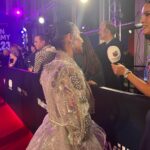 India Martínez Instagram - Noche de @latingrammys 🤍 Traje @gustavoadolfotari Botas: @miamicci.es Joyas: @joyerialumierjewels Maquillaje: @makeupbysergiobg Peluquería: @romanmedero_ Manicura: @marinadnails Stylist: @almudenaruizstylist