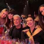 India Martínez Instagram - Qué emocionante ver tu carita mi querida @laurapausini en este homenaje tan merecido, maestra, te quiero, te admiro. Gracias @alejandrosanz no puedo estar más feliz de ser parte de esta bonita sorpresa y llenarme el alma de buena música y tanto cariño. Y a mi @npastorioficial @_maluoficial_ @anamenaoficial @vanesamartin_ ya no puedo quererlas y admirarlas más. Vamos a por otra noche de @latingrammys ✨
