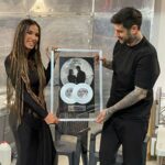 India Martínez Instagram - Doble disco de Platino 💿💿 con “Si ella supiera” y más de 1 millón de reproducciones tiene ya “Con solo una sonrisa” 🙈🙌🏽🙏🏽 muchísimas gracias es una locura!! Felicidades @_melendioficial_ discazooo y papá!! 🍼🥰🙌🏽 Felicidades familia!!