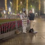 India Martínez Instagram - Voy paseando por Sevilla esta noche junto a mi familia y de repente escucho a una chavala cantando 90 minutos, con una voz Preciosa, en la calle solita y me entraron muchas ganas de arroparla un poquito con mi voz. Así es la música y la magia de la Navidad. Mucha suerte, sigue luchando bonita Mía 🎄@rosaavaldivia