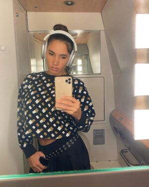 India Martínez Instagram - Creo que no puedo más eh. Que necesito un descanso. Disfruto de cada cosa que hago y lo vivo como nadie pero hay días más difíciles que otros y cuando estás saturado todo te afecta y te pesa más. Vamos tan rápido hacia ningún lugar que no te da tiempo a saborear nada. Mira, ni si quiera tengo una foto guay en mi primera vez en Paris, no he tenido tiempo ni de visitar los lugares más bonitos de la ciudad, ni descansar bien, ni comer si quiera, ni asimilar dónde estoy… y encima con tos y mocos pa, todos lados. Pero ahí estáis vosotros para salvarme sin saberlo, me recibisteis como en casa, con tanta entrega y emoción que volvisteis mi día en uno bueno. Así que, ya deseando volver pero con más tiempo!!! Merci Paris!!! 🥰🙏🏽 Nos veremos el 24 en Dublín. 🙏🏽🙌🏽