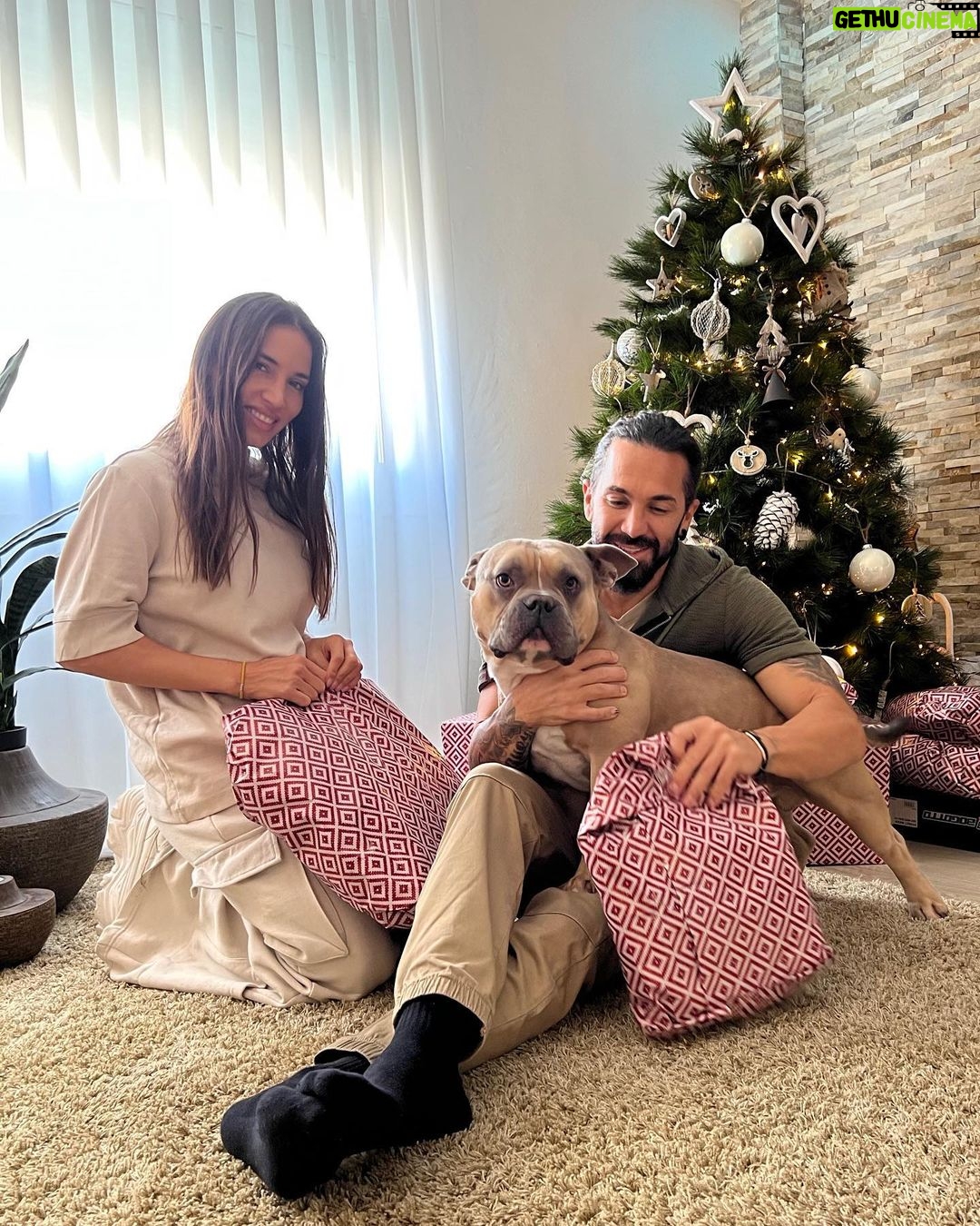 India Martínez Instagram - Os deseamos una Feliz Navidad!! Esperamos que estéis pasando bonitos momentos junto a vuestros seres queridos, ese es el mayor regalo que tenemos. Y recordar con mucho amor a los que no están. Felices Fiestas!!! 🎄