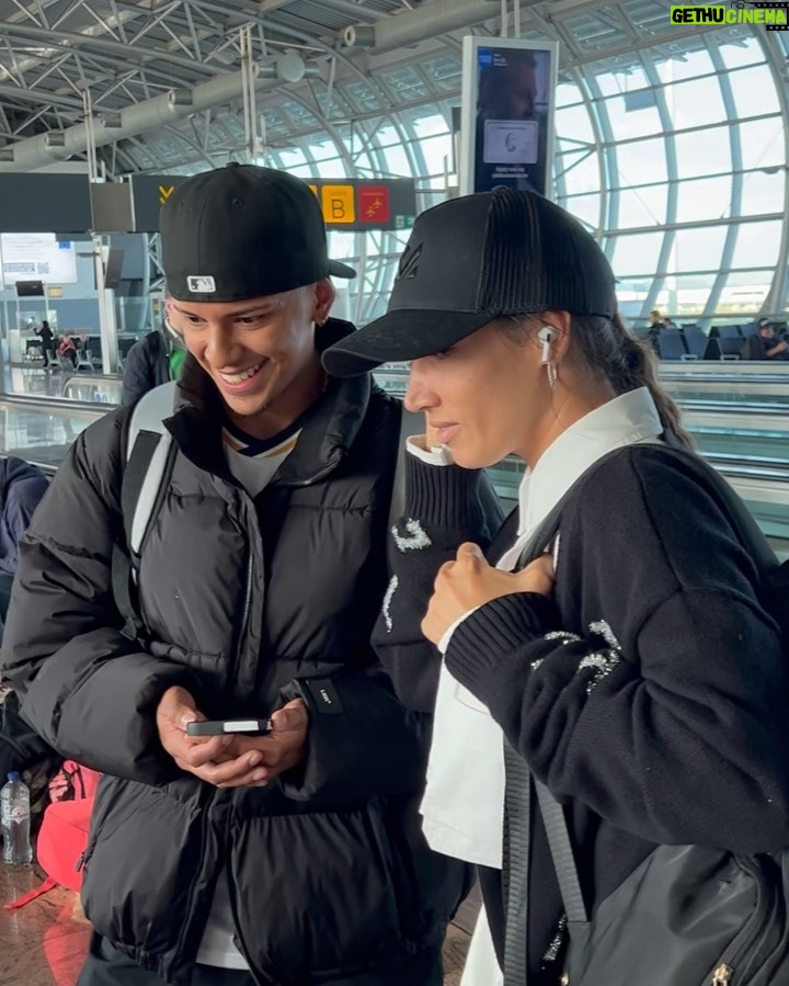 India Martínez Instagram - 🥂!! Un cumpleaños diferente, ☺️haciendo maletas, viajando y hoy de concierto en Bruselas!!! COSAS DE LIBRA!! Gracias por tantos mensajitos a todos!! Os quieroooooo 🎂💋🙏🏽 a la vuelta fiestaca!!! Bruselas - Bélgica