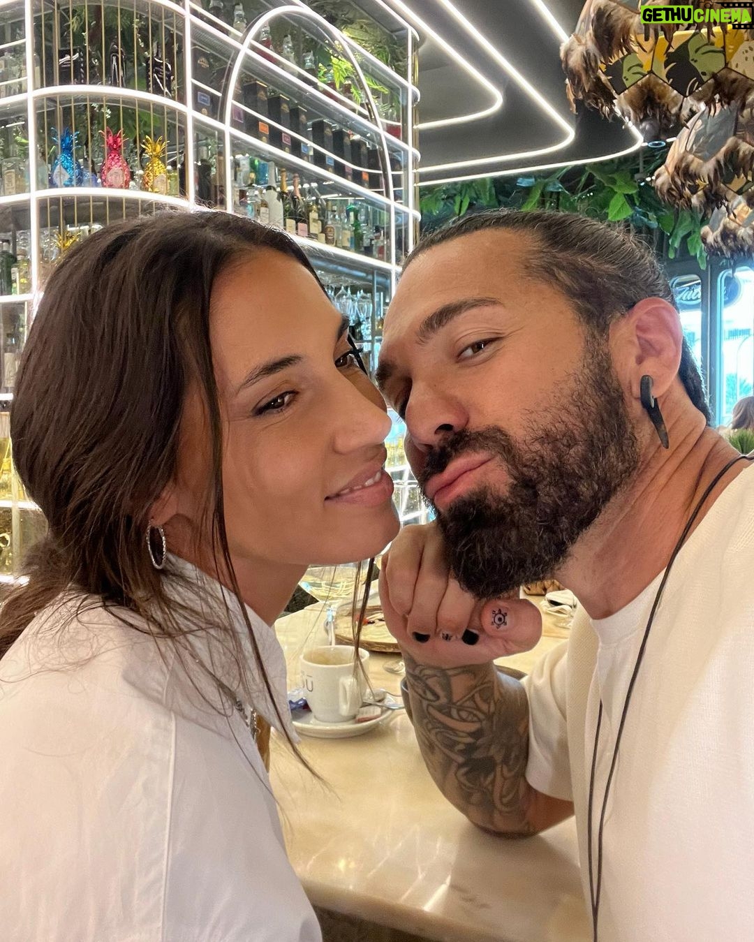 India Martínez Instagram - 🥂!! Un cumpleaños diferente, ☺️haciendo maletas, viajando y hoy de concierto en Bruselas!!! COSAS DE LIBRA!! Gracias por tantos mensajitos a todos!! Os quieroooooo 🎂💋🙏🏽 a la vuelta fiestaca!!! Bruselas - Bélgica