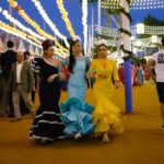 India Martínez Instagram - paseando por la Feria de Sevilla 🎡🌹💃🏽 Trajes de flamenca: @sblnflamenca Complementos: @carmensanchezdeventura Estilismos: @almudenaruizstylist Video: @manuconejer0