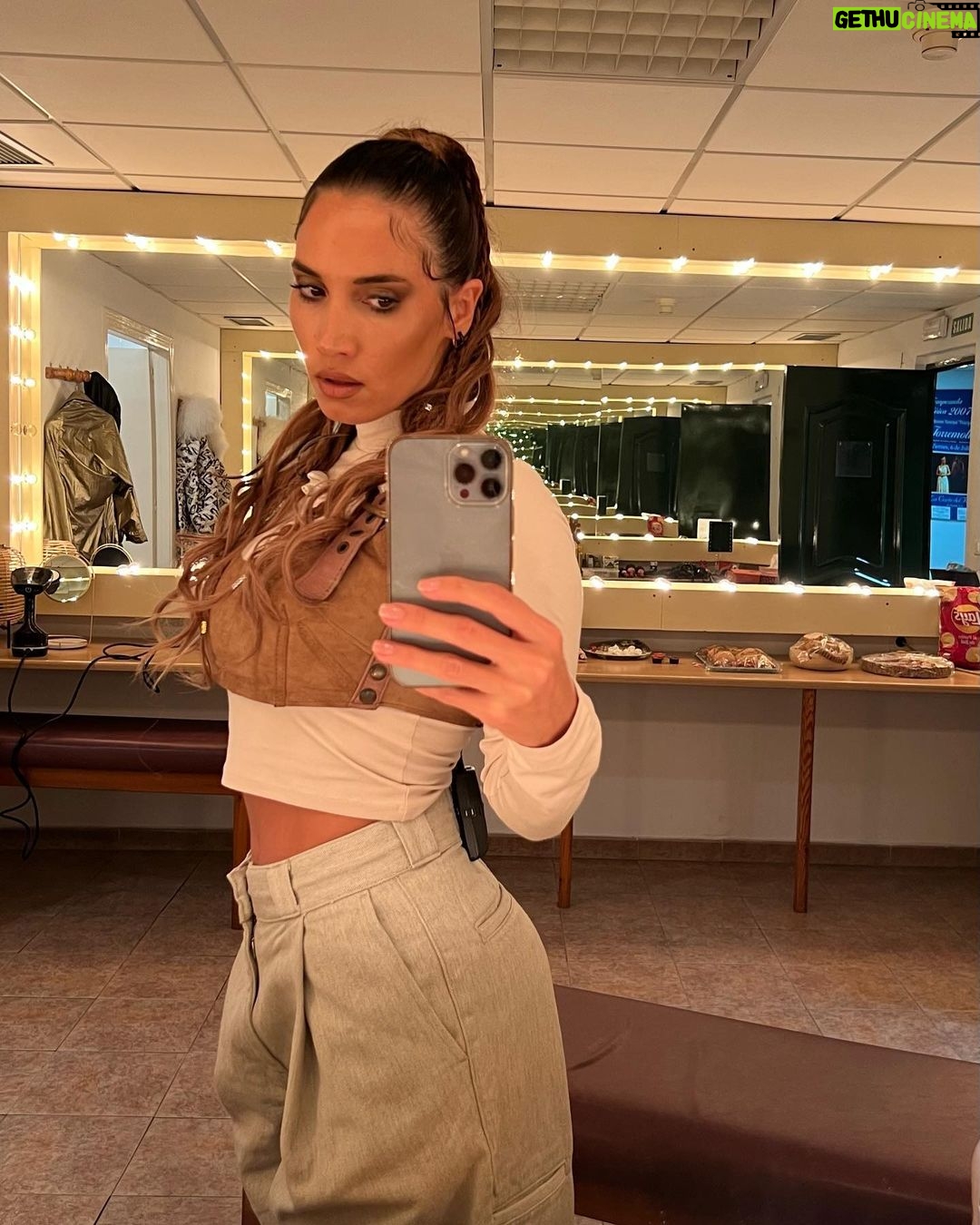 India Martínez Instagram - La otra noche en Torremolinos no pudo ser más especial. Dos pedidas de mano, bailes espontáneos, abrazos, risas, llantos, piropos, gritos, dislexias 😂 pero sobre todo Libertad pa sentir lo que nos dé la gana disfrutando el momento. Y ahora, vamos a por el último concierto del año, no?? 🙌🏽🙏🏽🙏🏽 Fotos @emotions_fotografos ❤️ Maquillaje y Peluqueria @Biomedhairtherapy_official @gmdistribuciones_andalucia @lorenagaitan.peluqueria @socoprofessional