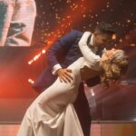 India Martínez Instagram - La novia y el novio se escapan de su propia boda para venirse al concierto que dimos anoche en Baza. 😮 Su baile nupcial fue con la canción “5 Sentíos” así que los invité al escenario para repetir ese momentazo junto a los miles de asistentes. De lo más bonito que he vivido.🥰❤️ Muchas felicidades Lidia y Juan Carlos. Os deseo lo mejor. VIVAN LOS NOVIOS!!! 💍💒🎊 Vídeo @neeerea04 😘🙏🏽