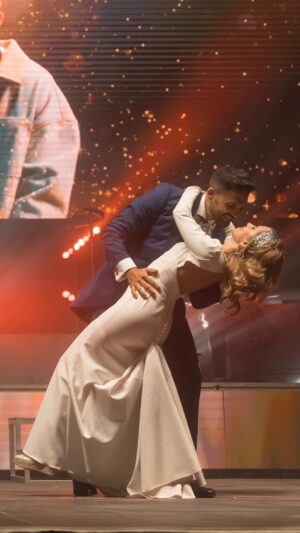 India Martínez Instagram - La novia y el novio se escapan de su propia boda para venirse al concierto que dimos anoche en Baza. 😮
Su baile nupcial fue con la canción “5 Sentíos” así que los invité al escenario para repetir ese momentazo junto a los miles de asistentes. De lo más bonito que he vivido.🥰❤️ Muchas felicidades Lidia y Juan Carlos. Os deseo lo mejor. VIVAN LOS NOVIOS!!! 💍💒🎊
Vídeo @neeerea04 😘🙏🏽