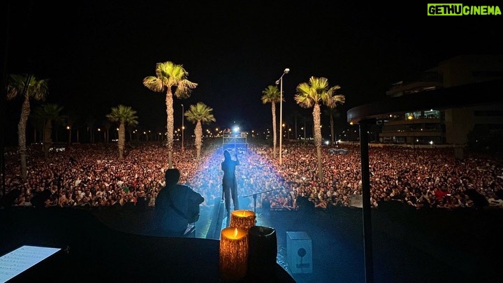 India Martínez Instagram - Me dijeron que habría unas 4000 personas y cuando salí al escenario me encontré con casi 40.000 🙈. Mi Roquetas de Mar es que no se por dónde empezar. Ni en mis sueños fue tan grandioso y tan bonito!! Tan único … tan histórico!! Vaya reencuentro familia, amigos, y paisanos. Graciasss de verdad!! 🙈😭 Fotos @blogindiamartinez y @emotions_fotografos