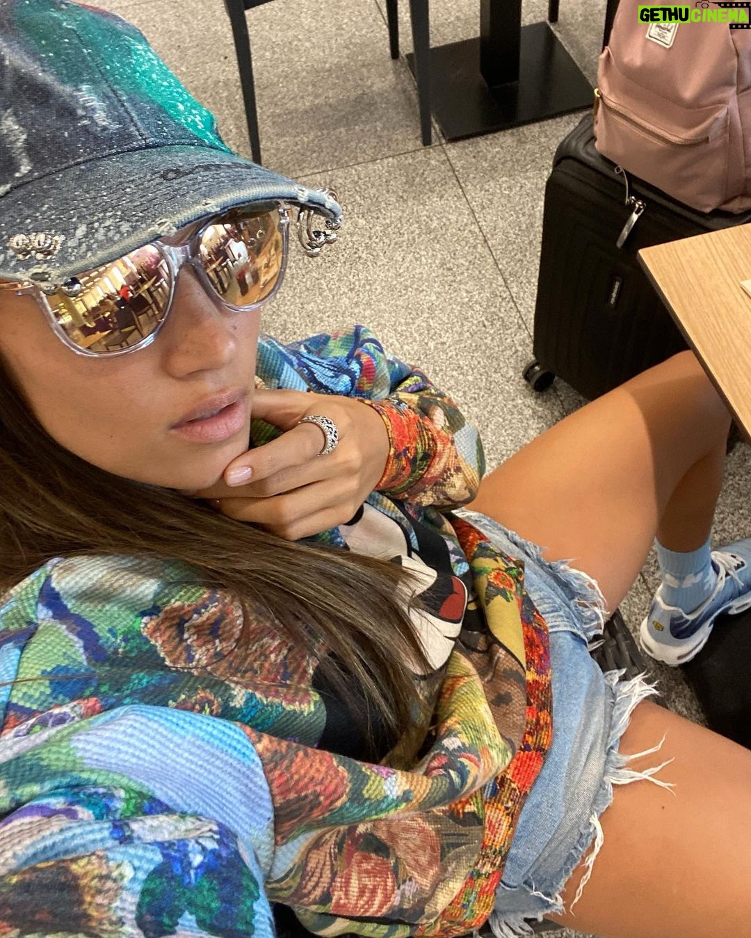 India Martínez Instagram - Decidme cosas que se pueden hacer si tú avión se retrasa 3 horas 😬…