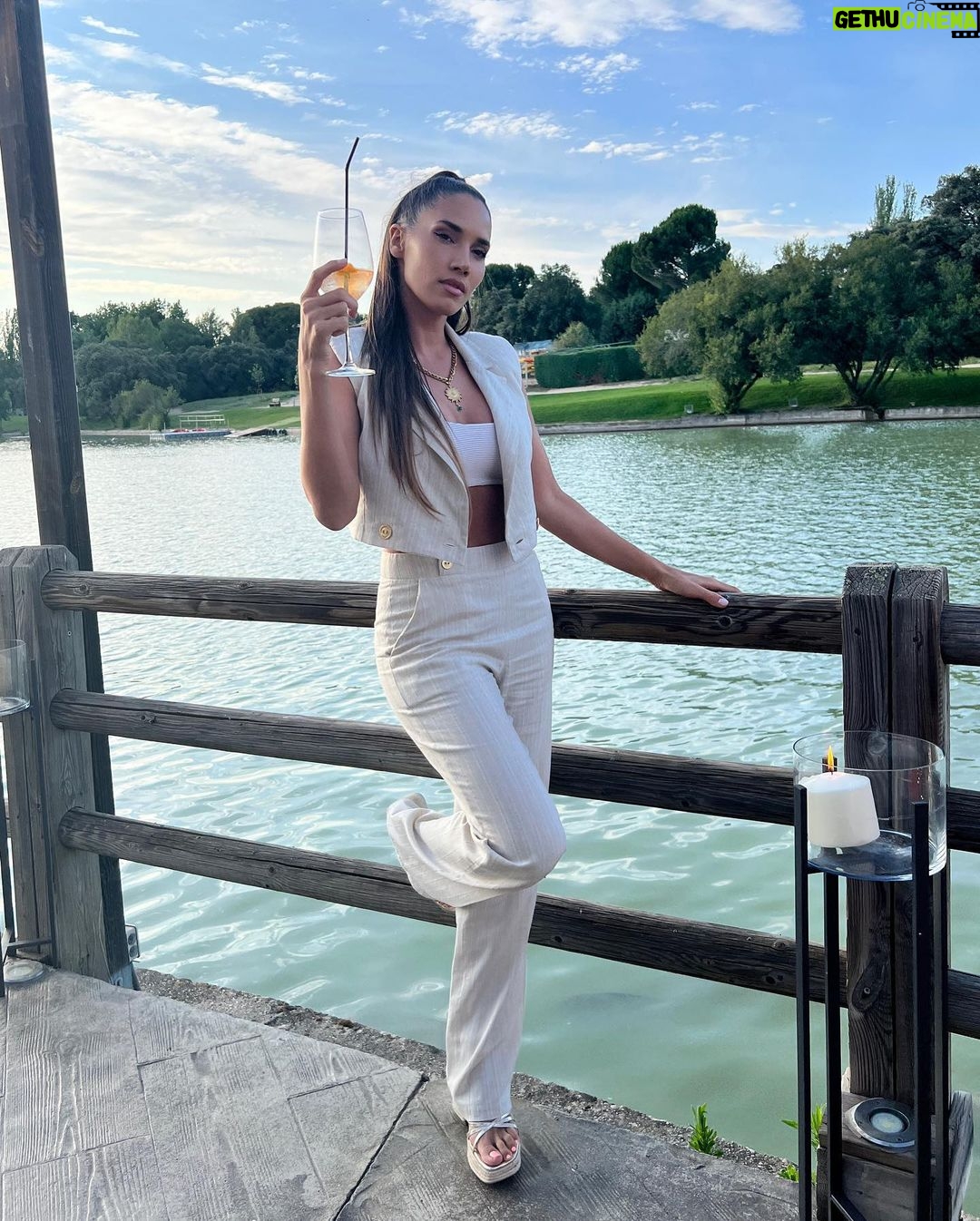 India Martínez Instagram - Anoche me lo pasé genial junto a mis amigos de @ronbarcelospain . Un atardecer de esos que no se olvidan. #ad #barceloimperial Foto o vídeo favorita? (El mío los peces devorando el pan y el último vídeo 😂)